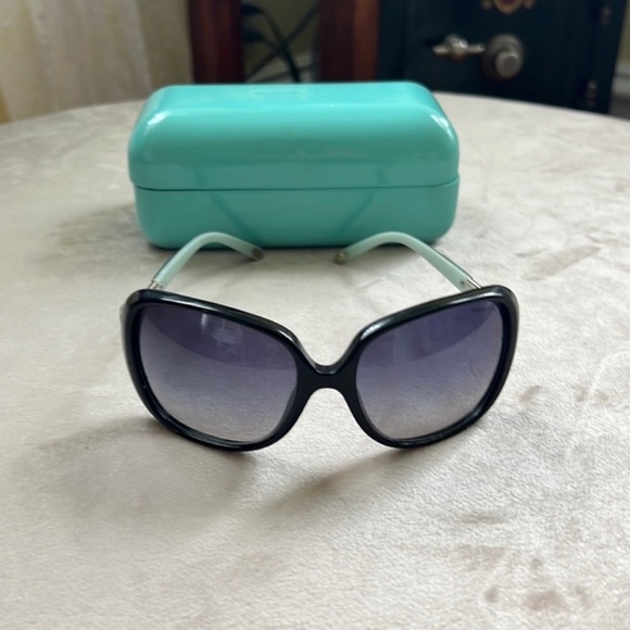 *Tiffany & Co* Oversized Sunglasses w/Heart Skeleton Key Side Accents - Picture 3 of 11